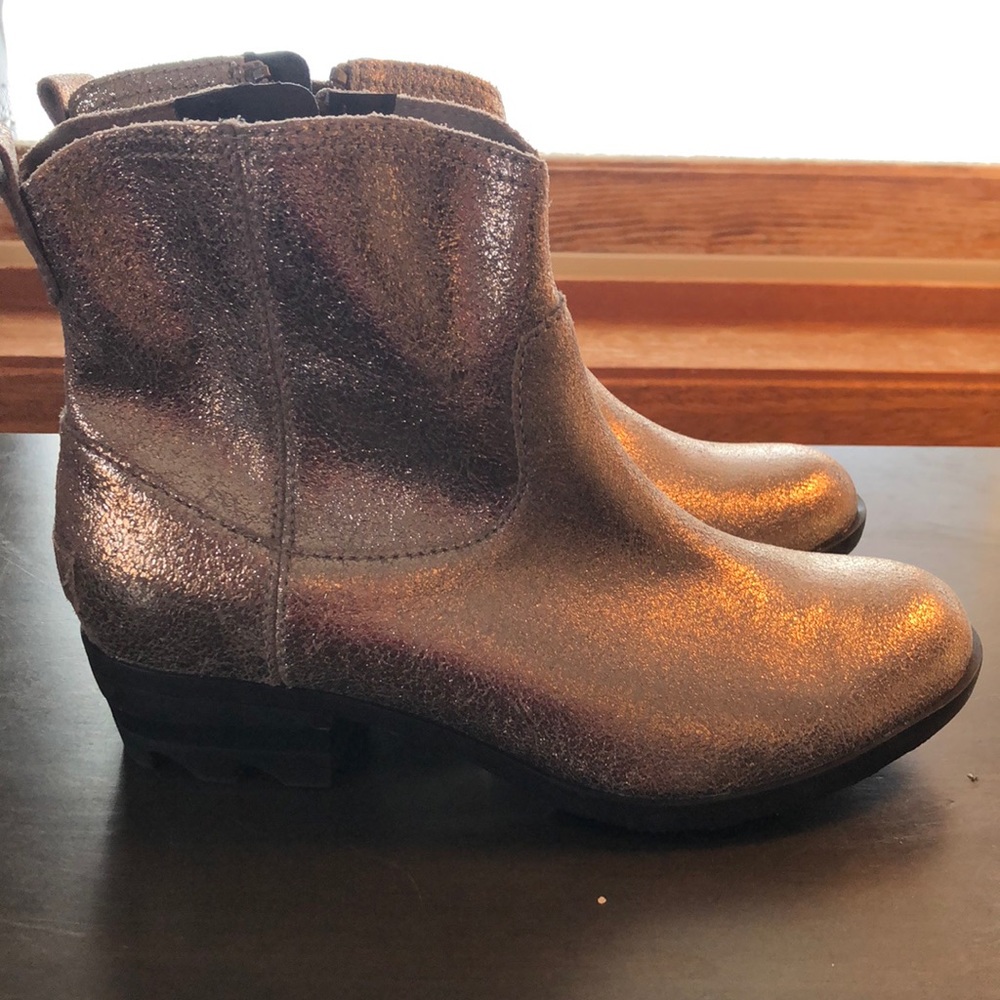 Sorel boots size 7 women metallic silver brand new never worn.